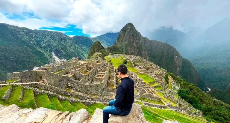 Turista Observando en Machu Picchu